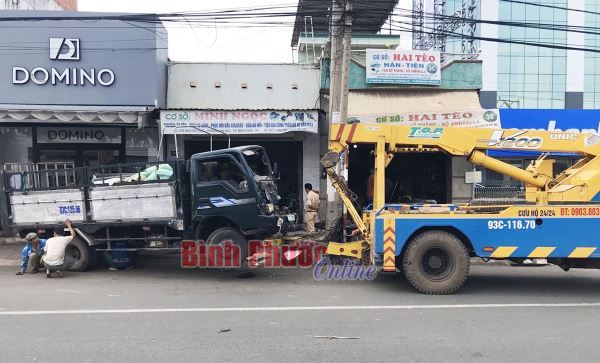 Xe tải mất lái lao vào 2 tiệm hàn tiện, nhiều người may mắn thoát chết