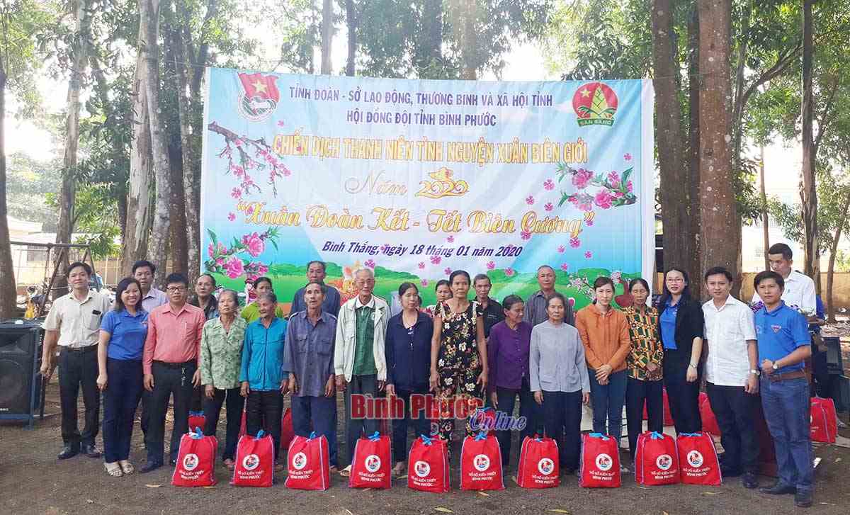 Tặng 200 suất học bổng và quà tết tặng người nghèo, học sinh khó khăn