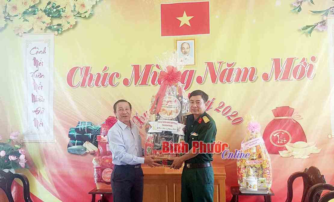 Trưởng ban Tổ chức Tỉnh ủy tặng quà tết người có công