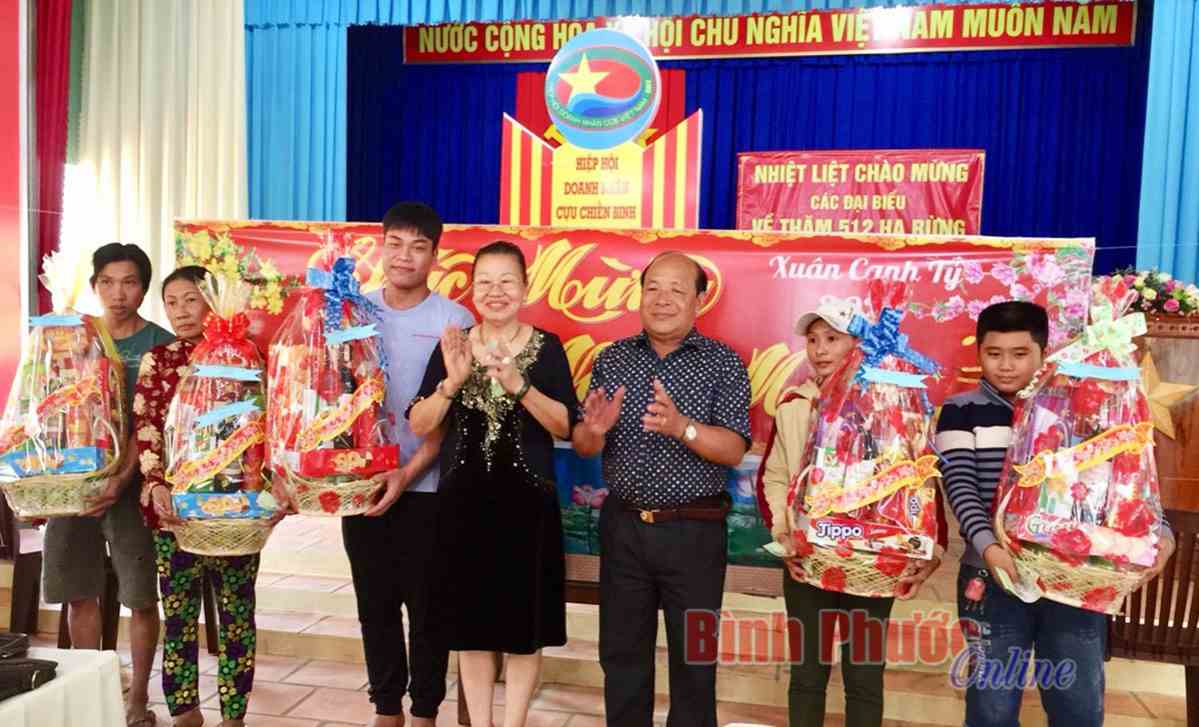 Công ty B58 tặng quà tết hộ nghèo xã Tân Hòa