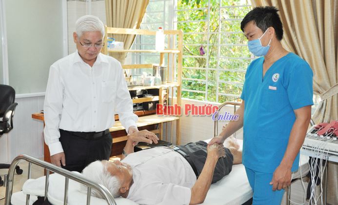 Bí thư Tỉnh ủy thăm, chúc mừng y, bác sĩ nhân Ngày Thầy thuốc Việt Nam 