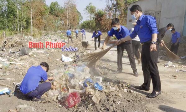 Lộc Ninh ra quân hưởng ứng Năm an toàn giao thông và Tháng thanh niên 2020