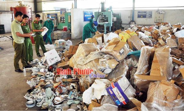 Ti&ecirc;u hủy 10 tấn h&agrave;ng h&oacute;a vi phạm h&agrave;nh ch&iacute;nh