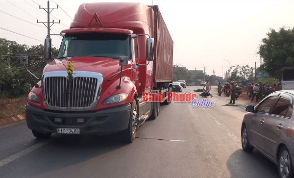 Tai nạn liên hoàn giữa container và 2 xe gắn máy