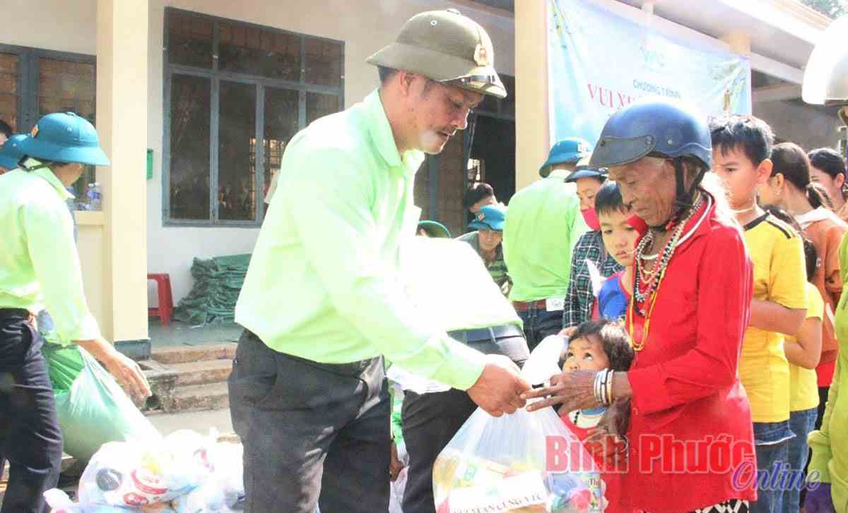 Niềm vui từ những món quà tết