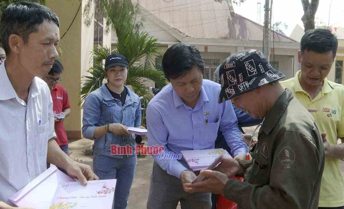 Đài Phát thanh - Truyền hình và Báo Bình Phước: Tặng quà tết người nghèo 3 huyện Hớn Quản, Lộc Ninh, Bù Đốp