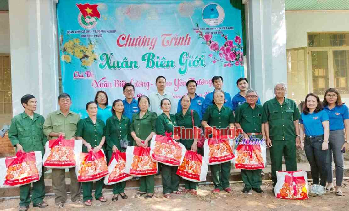 Đoàn khối Cơ quan và Doanh nghiệp tỉnh tặng quà tết tại xã Phước Thiện