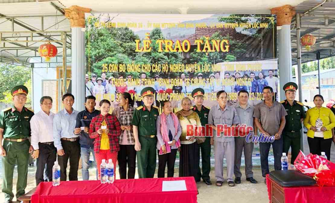 Thêm 25 con bò giống tặng hộ nghèo biên giới Lộc Ninh