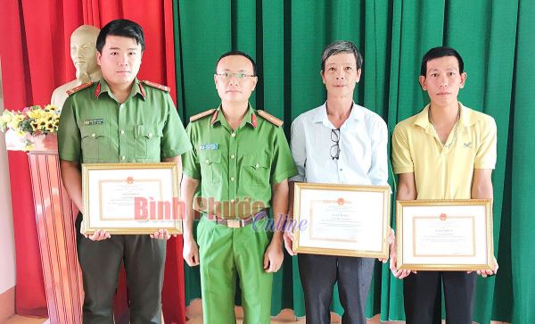 Trao khen thưởng đột xuất 3 cá nhân bắt trộm