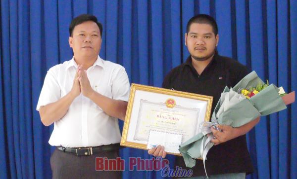 Trao tặng bằng khen của Chủ tịch UBND tỉnh cho chủ quán cơm Ông Già 