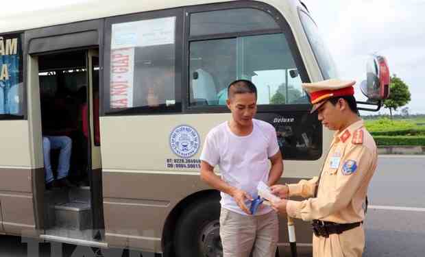 Xe chở kh&aacute;ch tr&ecirc;n 9 chỗ phải lắp camera gi&aacute;m s&aacute;t, Grab d&aacute;n ph&ugrave; hiệu