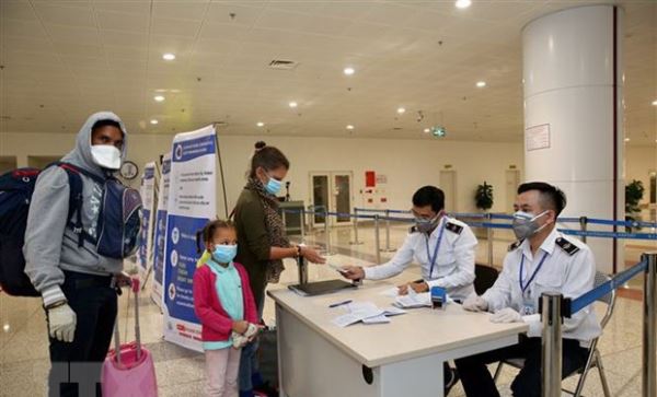 Dừng cấp thị thực cho người nước ngoài nhập cảnh Việt Nam