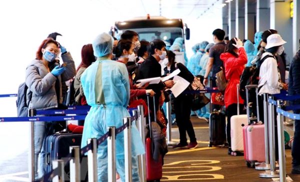 Theo dõi sức khỏe hành khách trên các chuyến bay có ca mắc COVID-19