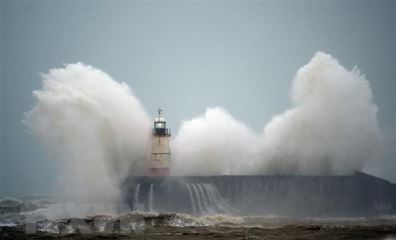 Siêu bão Sabine gây hậu quả nghiêm trọng tại nhiều nước châu Âu