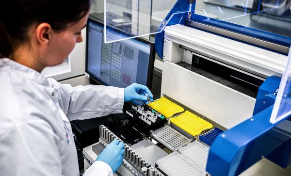 COVID-19: Séc tuyên bố tình trạng khẩn cấp, UAE cấm bán Shisha