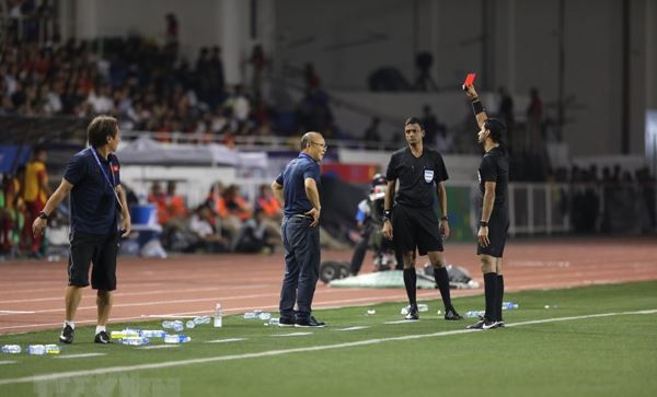 HLV Park Hang-seo bị cấm 4 trận vì chiếc thẻ đỏ ở chung kết SEA Games