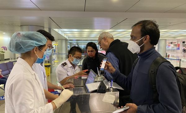 Chuyện những người "gác cửa" ngày đêm căng mình chặn dịch