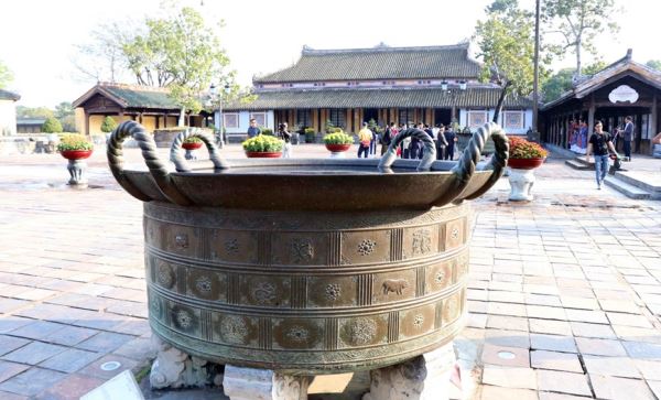 Độc đ&aacute;o những chiếc vạc đồng tinh xảo thời ch&uacute;a Nguyễn