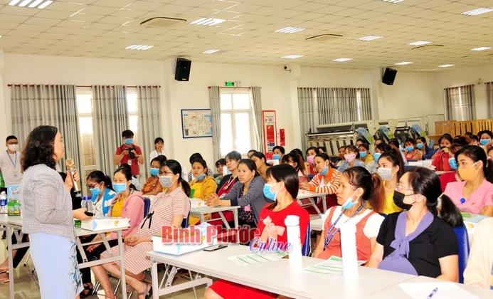 Hơn 100 nữ công nhân khu công nghiệp được tập huấn tiền sản