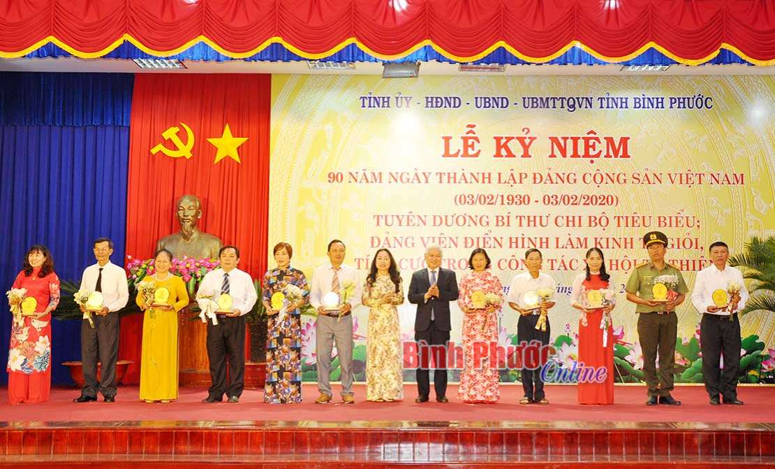 Tuy&ecirc;n dương b&iacute; thư chi bộ, đảng vi&ecirc;n ti&ecirc;u biểu, điển h&igrave;nh