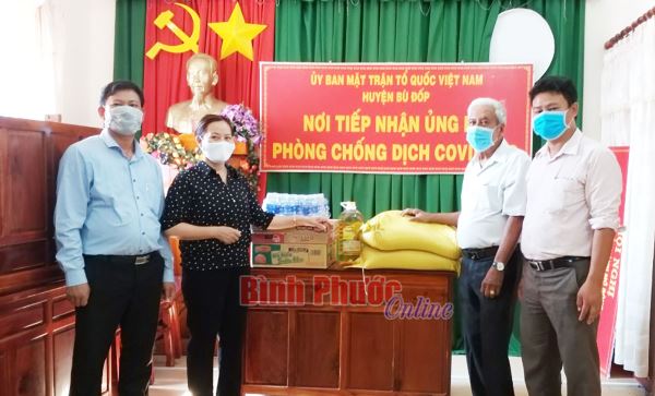 UBMTTQVN huyện Bù Đốp tiếp nhận ủng hộ phòng, chống dịch Covid-19