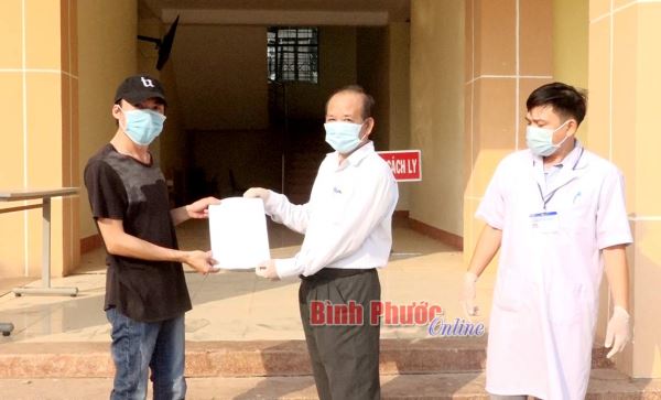 Trao quyết định hoàn thành thời gian cách ly cho 1 người quốc tịch Malaysia