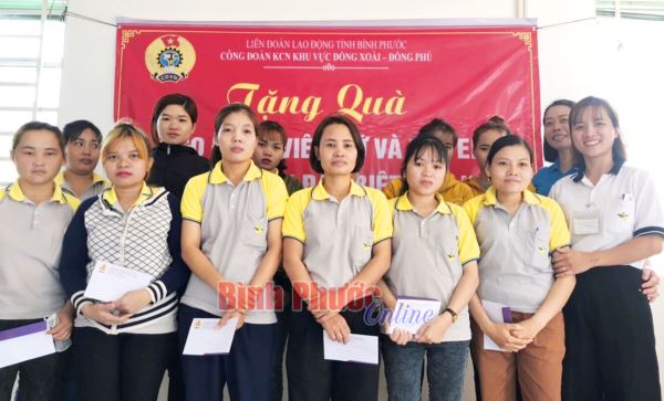 Công đoàn khu vực Đồng Xoài - Đồng Phú tặng quà đoàn viên nữ