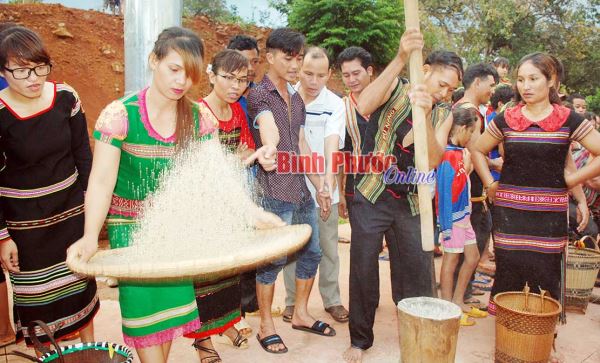 Vang m&atilde;i tiếng ch&agrave;y khua