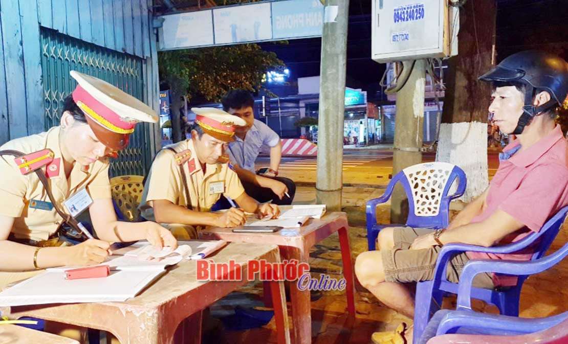 B&ugrave; Đăng: Kiểm tra 30 trường hợp, ph&aacute;t hiện 5 l&aacute;i xe vi phạm nồng độ cồn