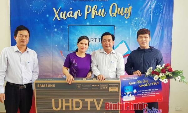 VNPT Bình Phước trao thưởng “Xuân phú quý - nhận tivi”