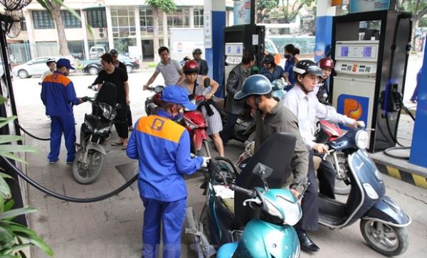 Từ chiều nay, giá xăng RON95-III chỉ còn 12.560 đồng mỗi lít
