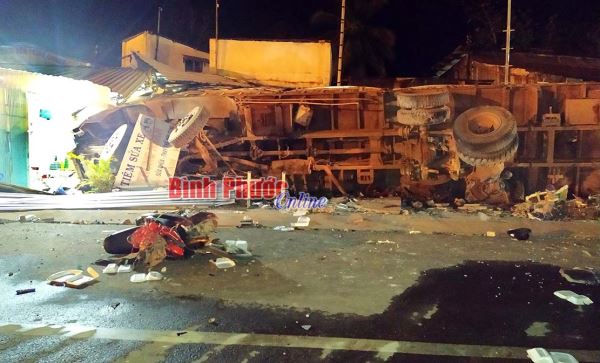 Xe tải mất thắng g&acirc;y tai nạn li&ecirc;n ho&agrave;n