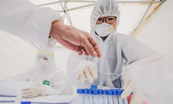 Thêm 2 người ở TP.HCM, 1 người ở Hà Nội mắc COVID-19, tổng cộng 207 ca