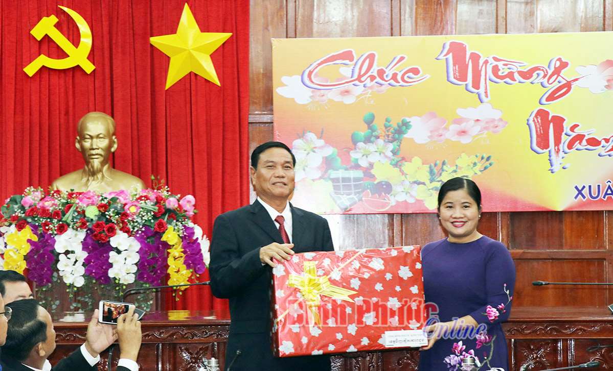 Đoàn công tác 5 tỉnh nước bạn Campuchia chúc tết Bình Phước