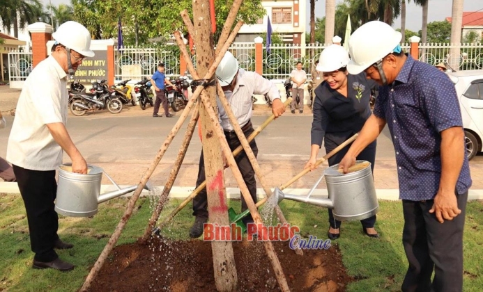 Thành phố Đồng Xoài sôi nổi phong trào “Trồng cây nhớ ơn Bác Hồ”