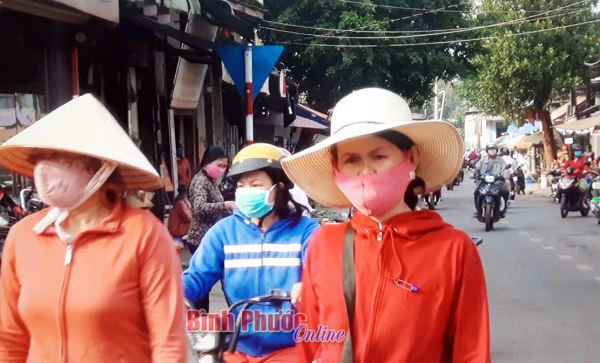 Người dân thị trấn Đức Phong nghiêm túc đeo khẩu trang khi đến nơi đông người