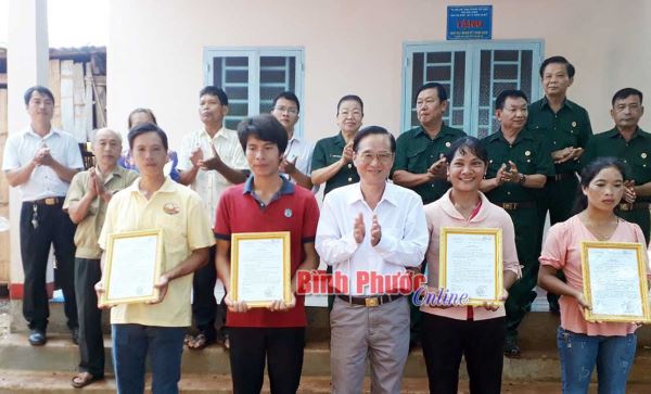 Trao tặng 4 căn nhà Đại đoàn kết cho hộ nghèo ở huyện Bù Gia Mập