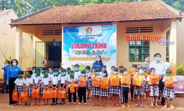 1.400 ly sữa tặng học sinh điểm trường Sóc Quả