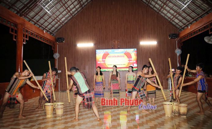 Đội văn nghệ S&oacute;c Bom Bo t&aacute;i hiện sinh động đời sống văn h&oacute;a đồng b&agrave;o S&rsquo;ti&ecirc;ng