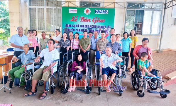 Trao tặng xe lăn, dụng cụ hỗ trợ cho người khuyết tật huyện Phú Riềng 