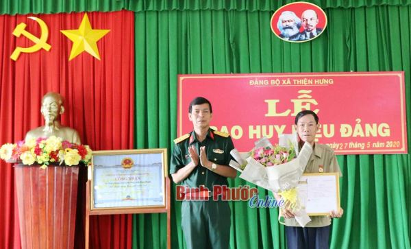 Trao huy hiệu 40 năm tuổi Đảng cho đảng viên Bùi Xuân Thung