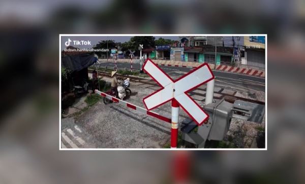 Bản tin 100 độ ng&agrave;y 20-6: Th&oacute;t tim với cảnh người phụ nữ cố t&igrave;nh băng qua đường ray xe lửa