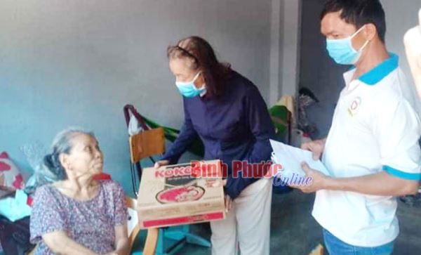 Tặng quà hộ nghèo ảnh hưởng bởi dịch Covid-19