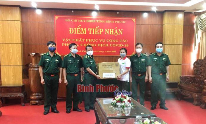 Đài tiếng nói Nhân dân TP. Hồ Chí Minh tặng quà ủng hộ phòng, chống dịch Covid-19