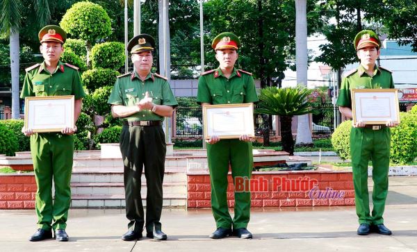 Trao giấy khen đột xuất cho 3 cán bộ, chiến sĩ Công an tỉnh