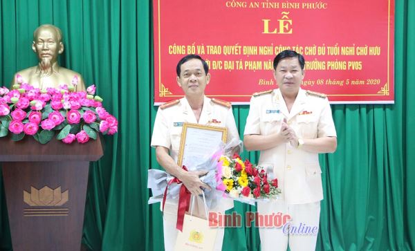 Trao quyết định nghỉ công tác chờ hưu cho Trưởng Phòng bảo vệ an ninh Tổ quốc