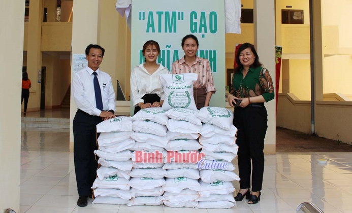 Đồng Xoài: 15 tấn gạo ủng hộ “ATM gạo” nghĩa tình