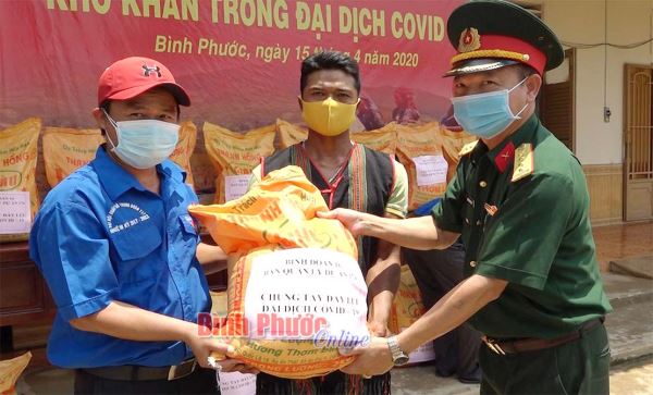 Binh đ&ograve;an 16 trao 1.360 phần qu&agrave; cho người d&acirc;n kh&oacute; khăn