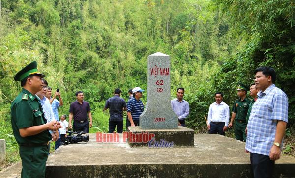 Thứ trưởng, Ph&oacute; Chủ nhiệm Ủy ban D&acirc;n tộc thăm cột mốc bi&ecirc;n giới