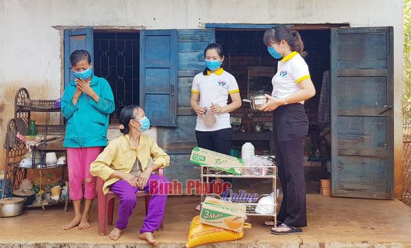 Tặng 100 phần quà cho hộ khó khăn